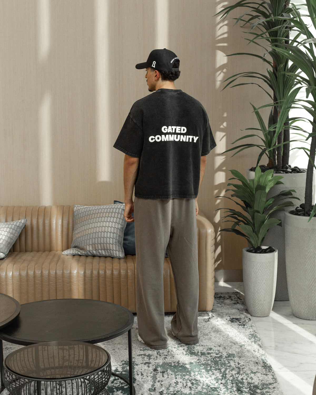 GATED COMMUNITY SIGNATURE BOXY FIT T-SHIRT