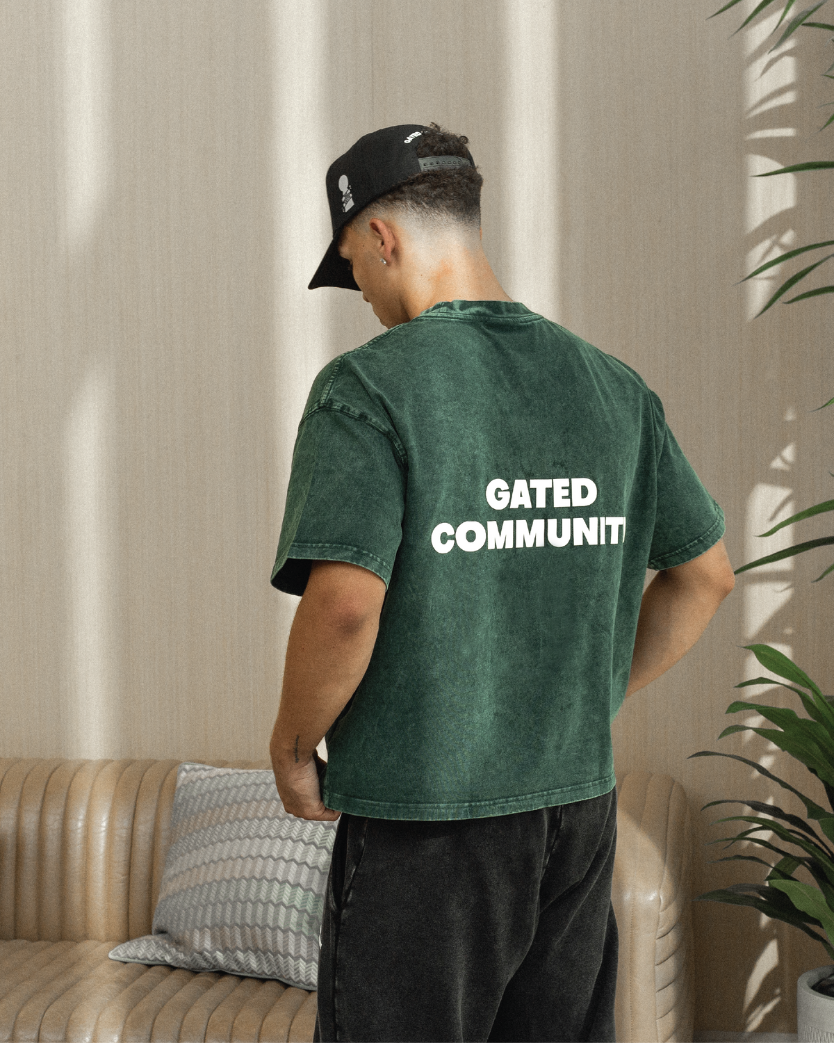 GATED COMMUNITY SIGNATURE BOXY FIT T-SHIRT