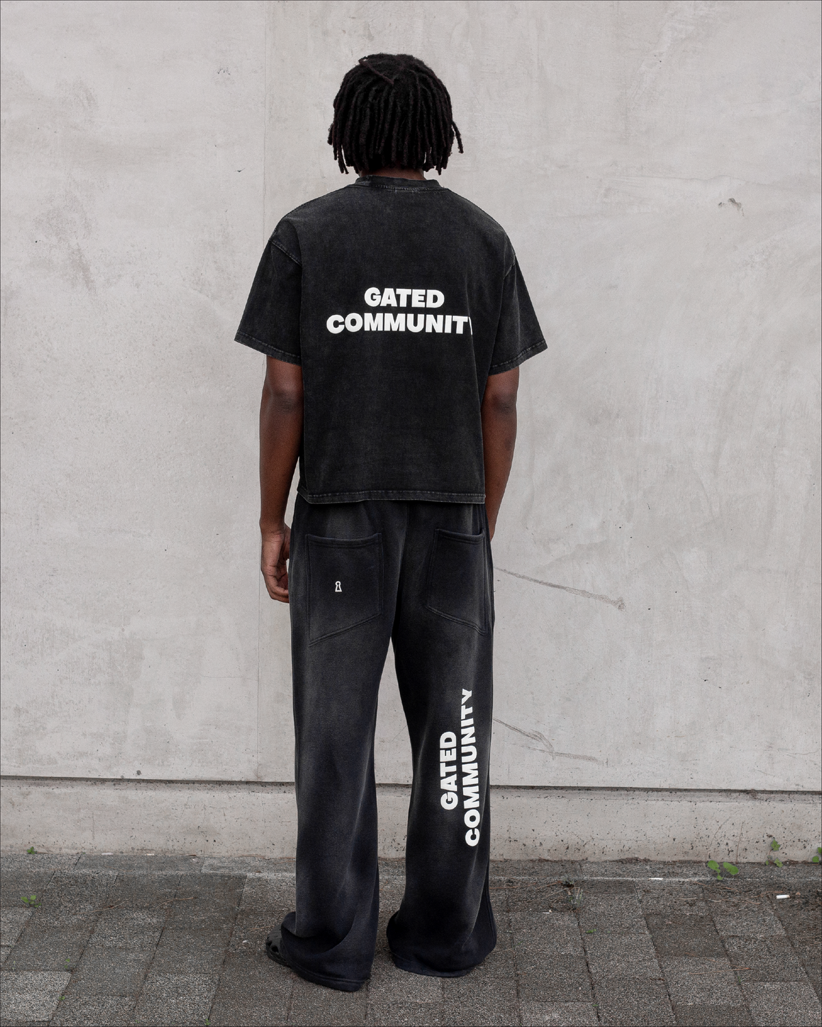 GATED COMMUNITY SIGNATURE BOXY FIT T-SHIRT